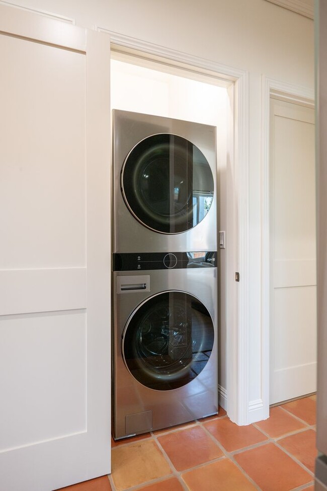 Building Photo - Contemporary New home in Monrovia