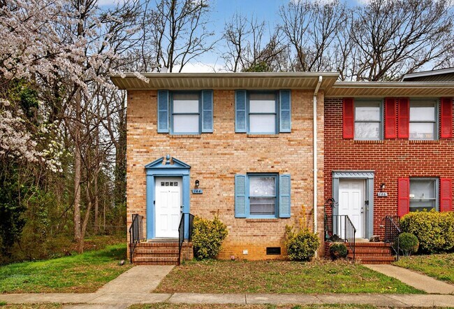 Building Photo - 2 Bedroom 2.5 Bath End Unit Townhouse in Fredericksburg