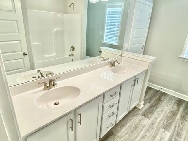 Building Photo - Now Leasing In Sommerville -4 Bedroom 2.5 ...