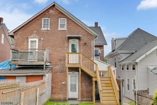 Building Photo - 106 Bennett St