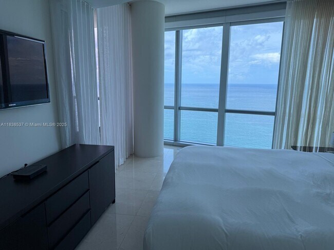 Building Photo - 17121 Collins Ave