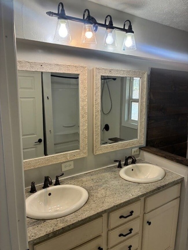 Building Photo - Rustic Country Home on 35 Acres in Bethpage, TN