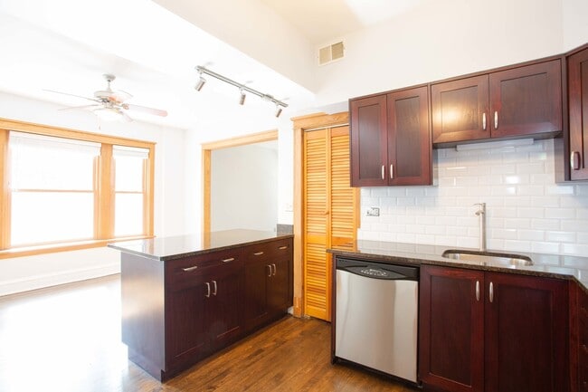 Building Photo - 3338 N Wolcott Ave