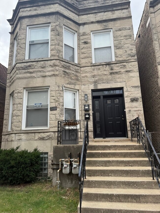 Primary Photo - 7010 S King Dr