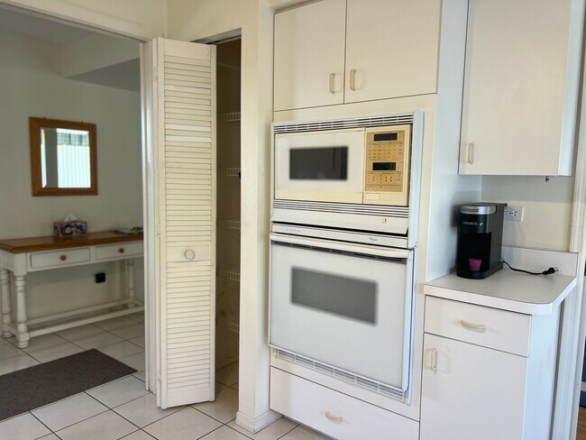Building Photo - Fabulous 2BD/2BA/2CG- Available ANNUALLY at $2,200/mo OR SEASONALLY at $4,200/mo