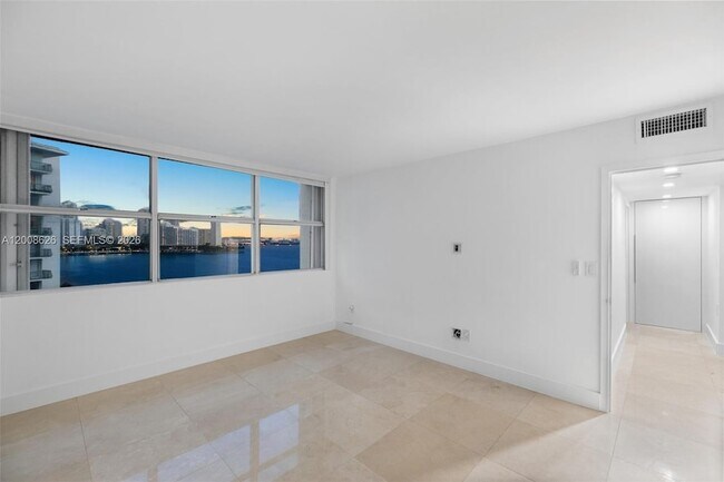Building Photo - 1420 Brickell Bay Dr