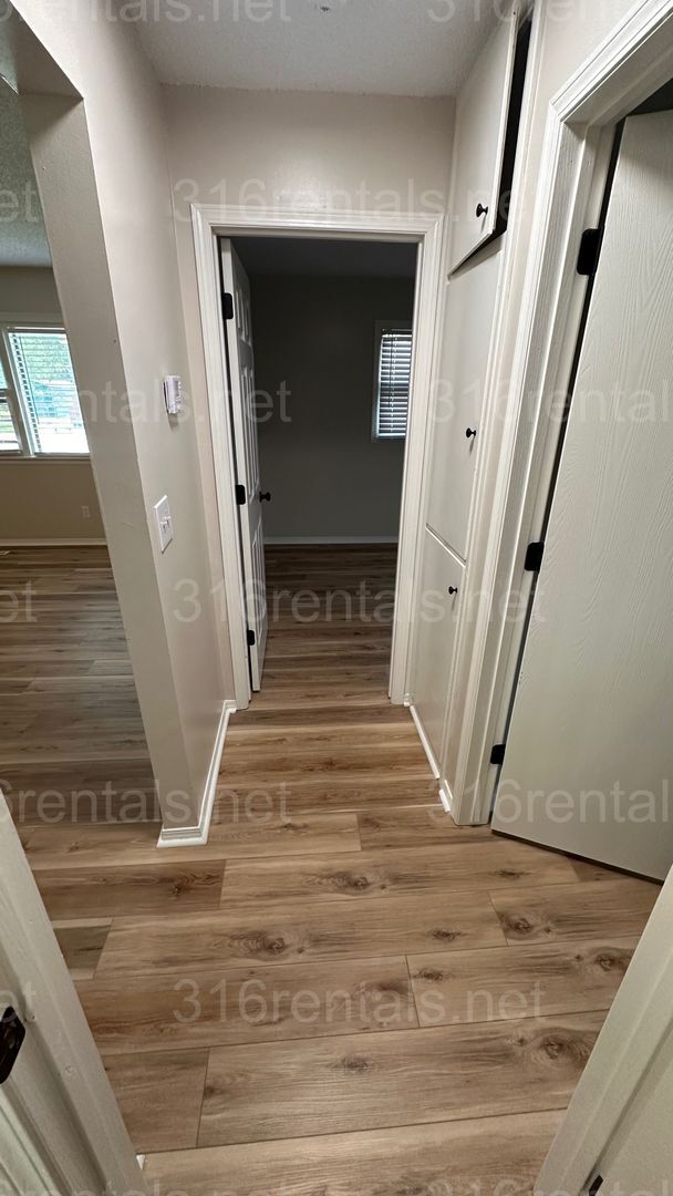 Building Photo - $1300 - 3 bed 1 bath Beautiful single fami...