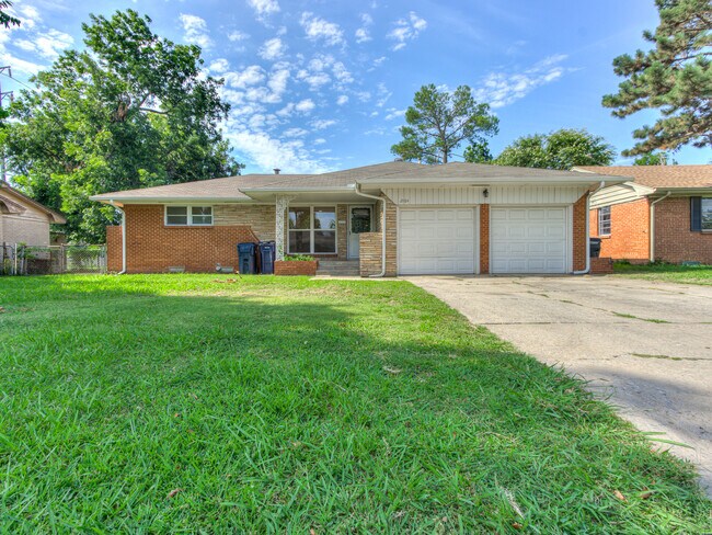 Building Photo - 2104 SW 68th St