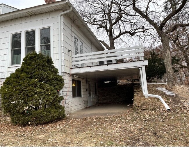 Building Photo - Lakefront property with 2 bedroom, and 1 bath.