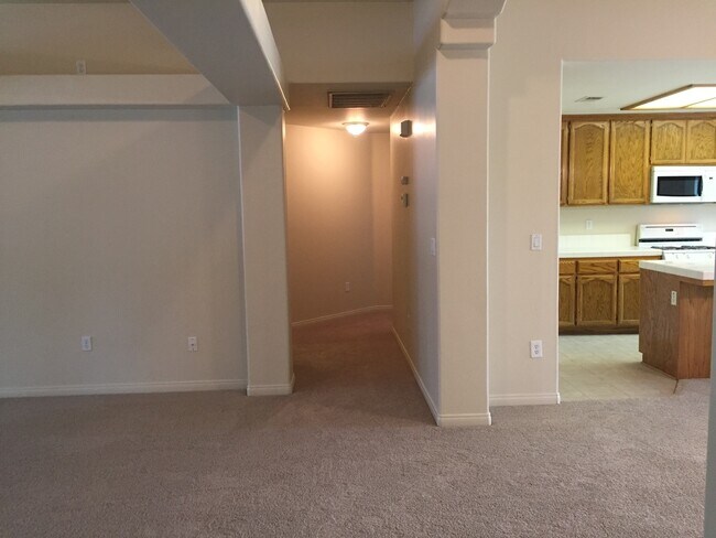 Building Photo - 5801 Roscomare St