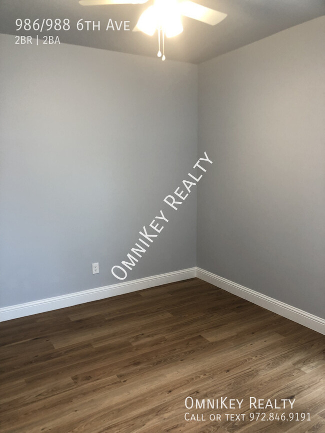 Building Photo - 986/988 6th Ave-988