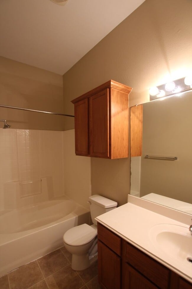Building Photo - Available! Beautiful 3 bedroom 2 bathroom ...