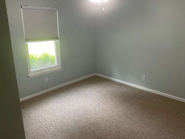 Building Photo - "Charming 3-Bedroom Haven with 2 Full Bath...