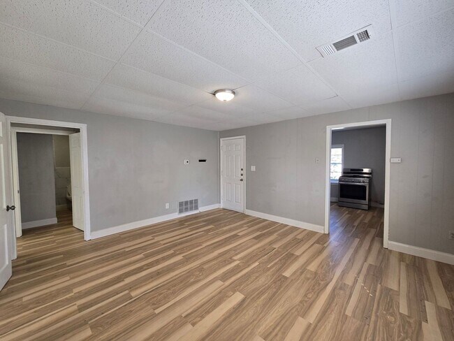 Building Photo - 210 W Vardeman Ave