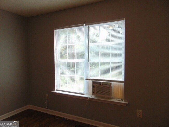 Building Photo - 645 Ell St