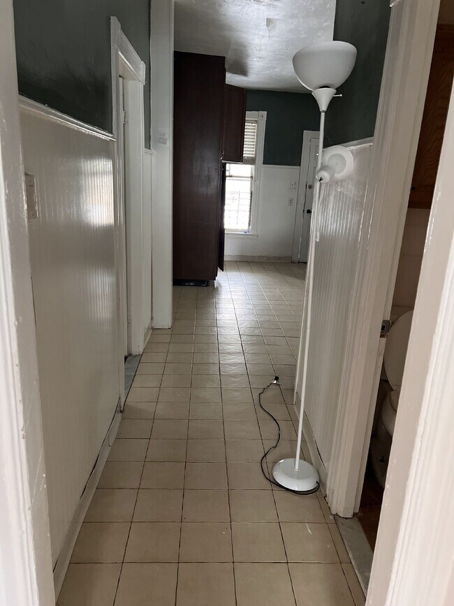 Building Photo - Beautiful 3 Bedroom 1 Bath Apartment in Crown Hill