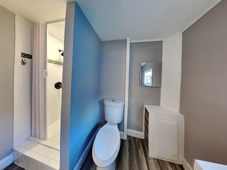 Building Photo - 1208 Francis Ave