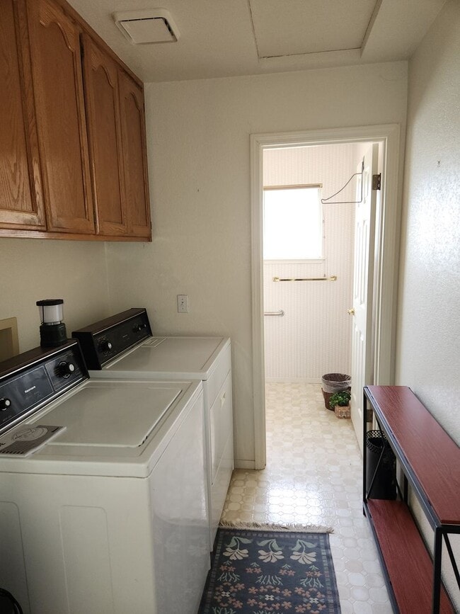 Building Photo - "Must See" w/beautiful views 3 bedroom, 2....