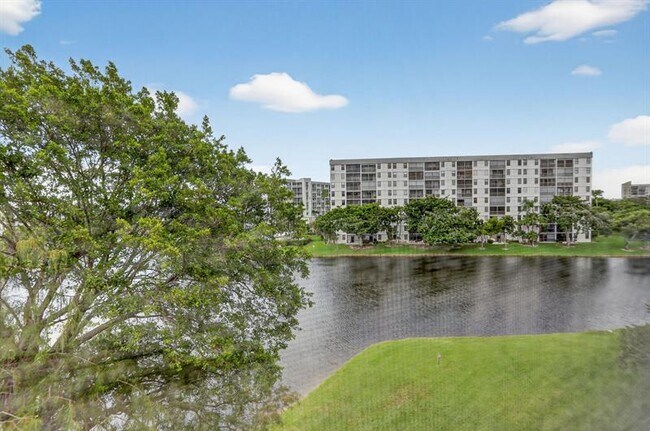 Building Photo - 2309 S Cypress Bend Dr
