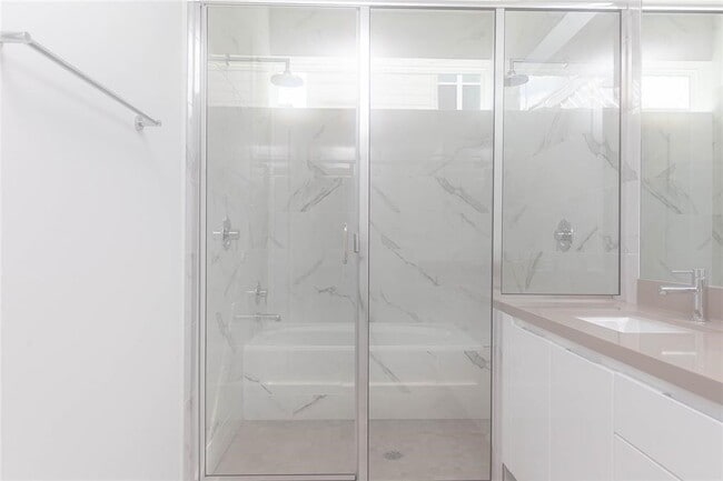 Building Photo - 5868 E Post Oak Ln