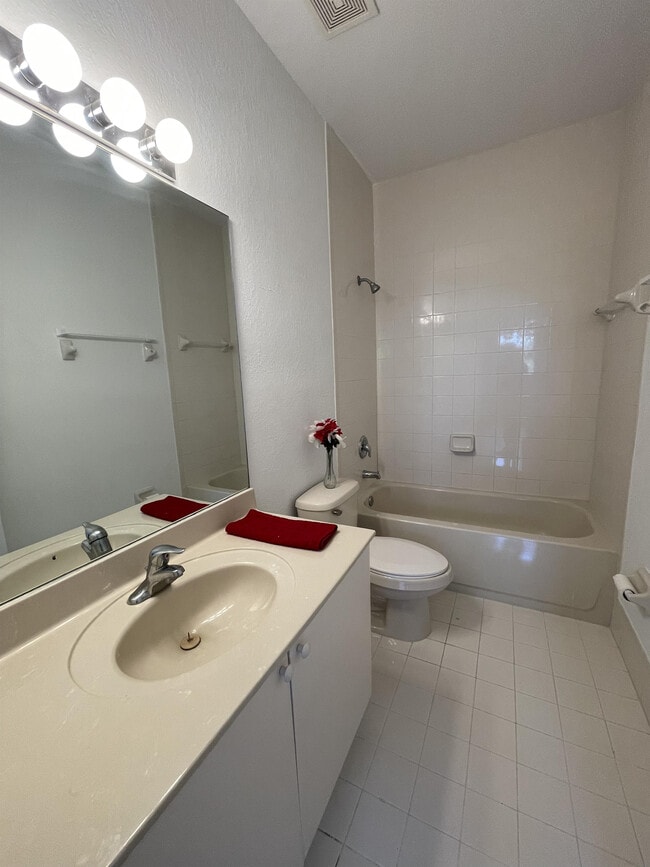 Building Photo - 2551 SE 16th Terrace