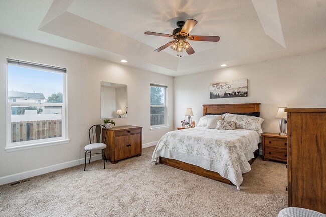 Building Photo - Gorgeous 6 Bedroom/3.5 Bathroom Home!