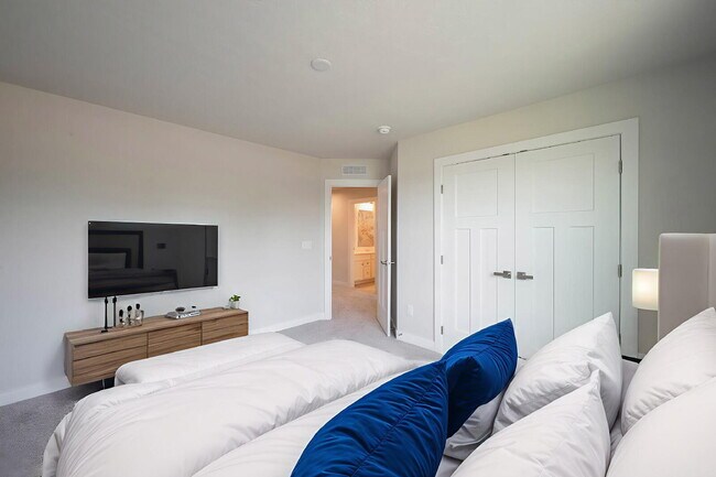 Building Photo - "Spacious 5-Bedroom Retreat with 2.5 Baths...