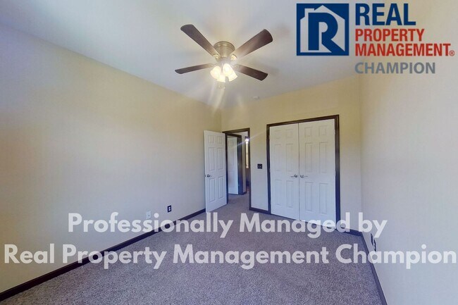 Building Photo - Beautiful Two Story Townhome with Lots of Storage!!