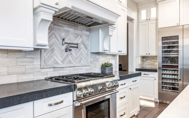 Building Photo - Luxurious Herriman 6 Bed with Indoor Court, Theater & Stunning Views!!!