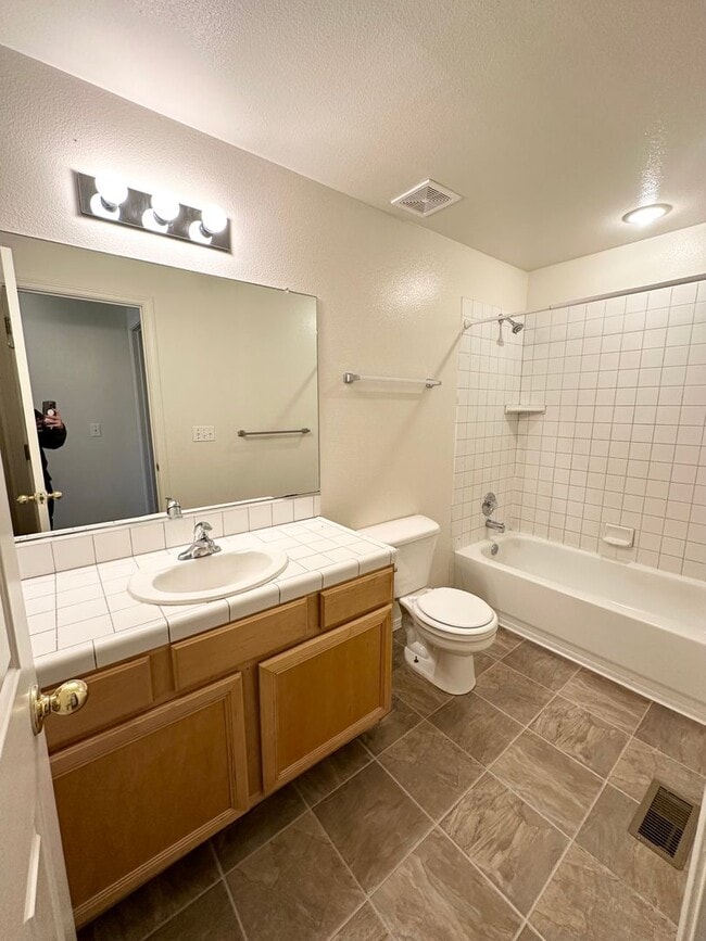 Building Photo - 404 Bramble Ct