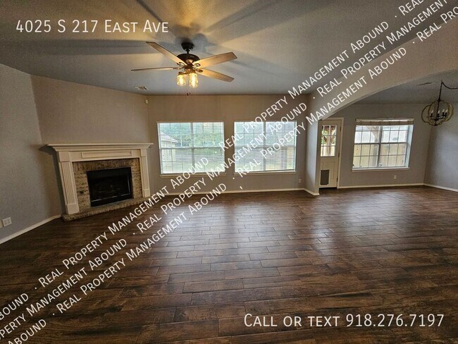 Building Photo - Beautiful 4-Bedroom Home with Office, Cove...