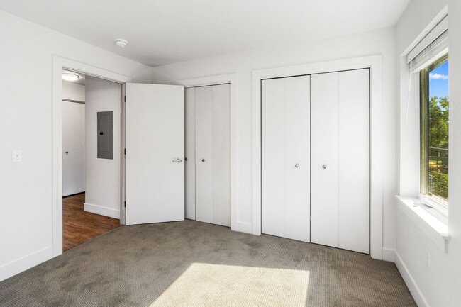 Building Photo - 2 Bedrooms 1 Bathrooms - Come HOME after y...