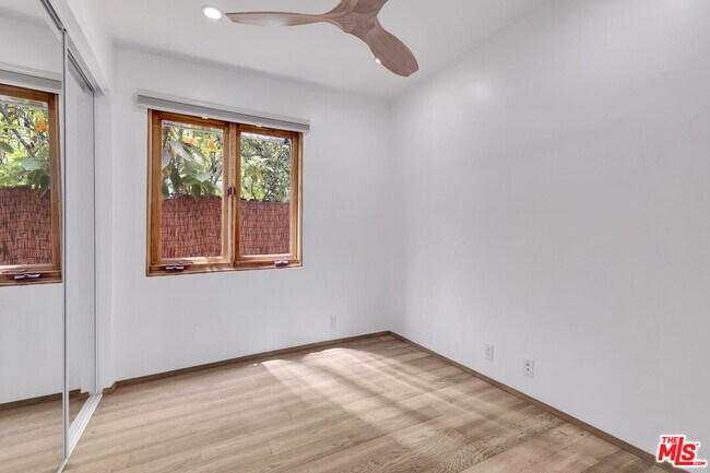 Building Photo - 1138 1\2 N Poinsettia Pl