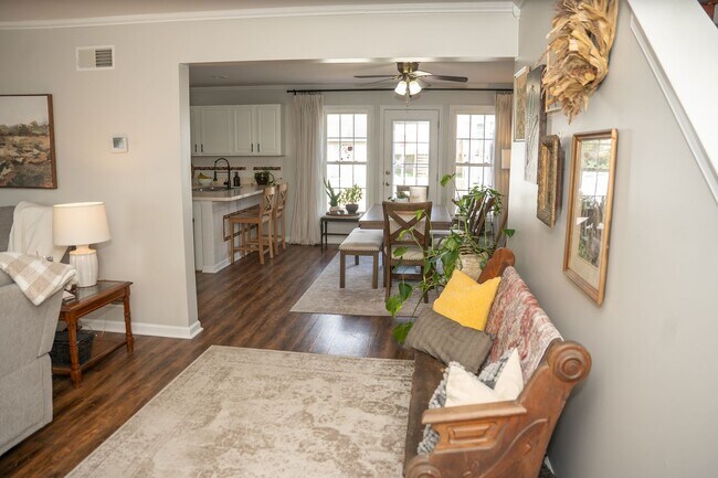 Building Photo - Charming 3 Bedroom, 1.5 Bath Townhome - EL...