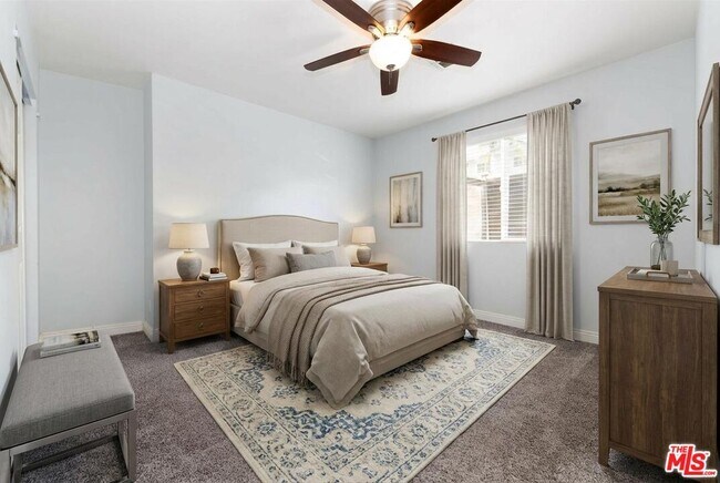 Building Photo - 1609 E Hillcrest Dr