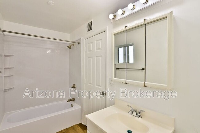 Building Photo - 144 E Vista Del Cerro Dr