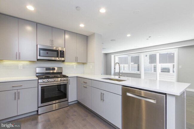 Building Photo - 712-14 S Sartain St