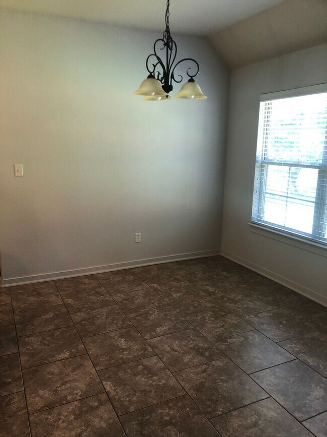 Building Photo - 3690 W Mountain View Dr