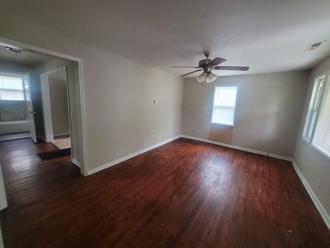 Building Photo - 121 Linn St