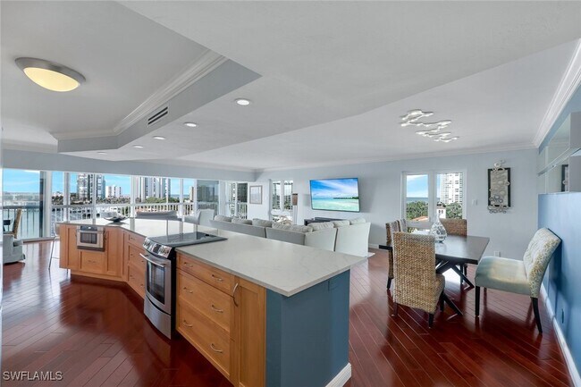 Building Photo - 250 Park Shore Dr