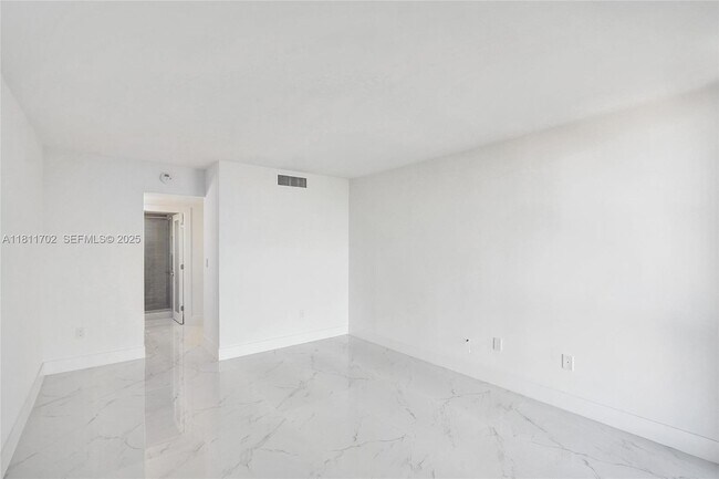 Building Photo - 3625 N Country Club Dr