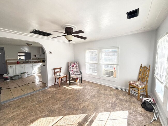 Building Photo - Country Living in Huger!