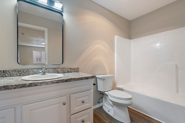 Building Photo - 4 bedroom/2.5 bathroom available in SE Portland