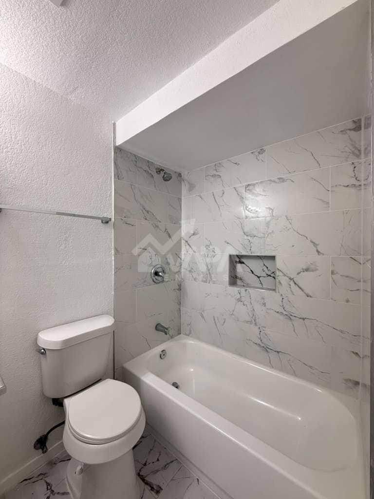 Building Photo - 518 Jamaica Dr
