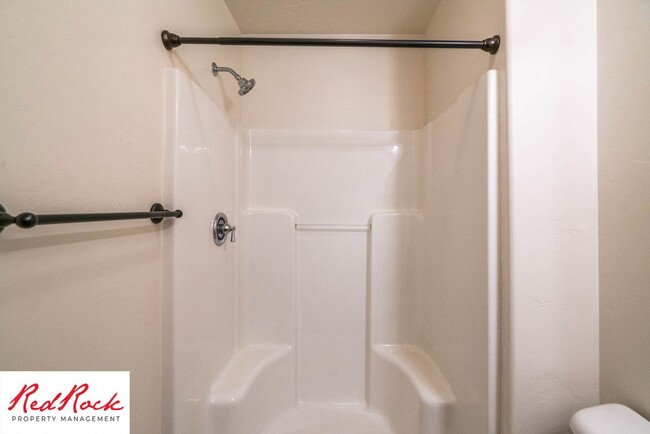 Building Photo - 3 Bedroom & 2.5 Bathroom & Dog Friendly!