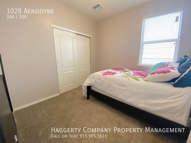 Building Photo - 1028 Aerodyne-