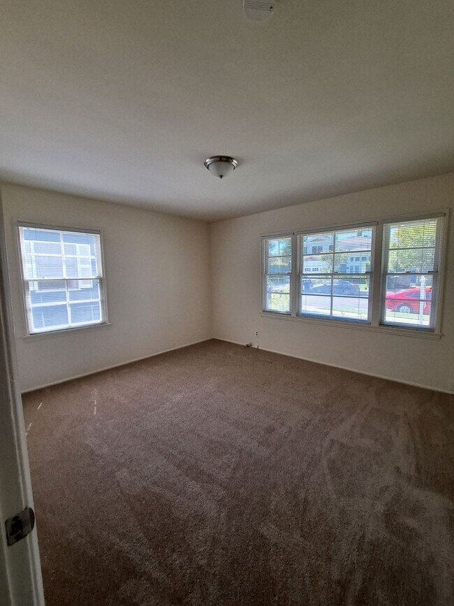 Building Photo - 3 BEDROOM HOME W/CENTRAL AIR CONDITIONING