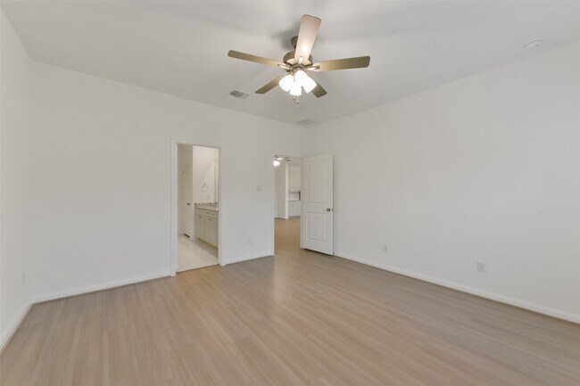 Building Photo - 13602 Pine Dr