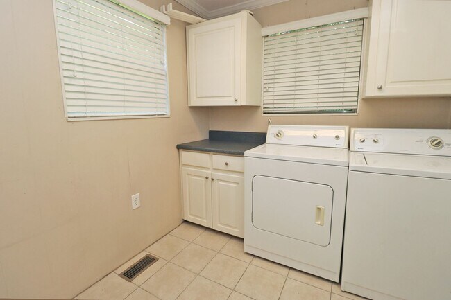 Building Photo - Your Next College Pad – 2BR/1BA, Pets Welcome, Washer/Dryer