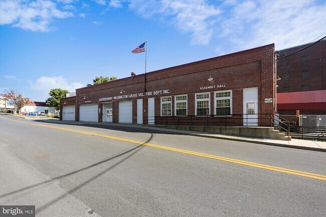 Building Photo - 421 Christopher Ave